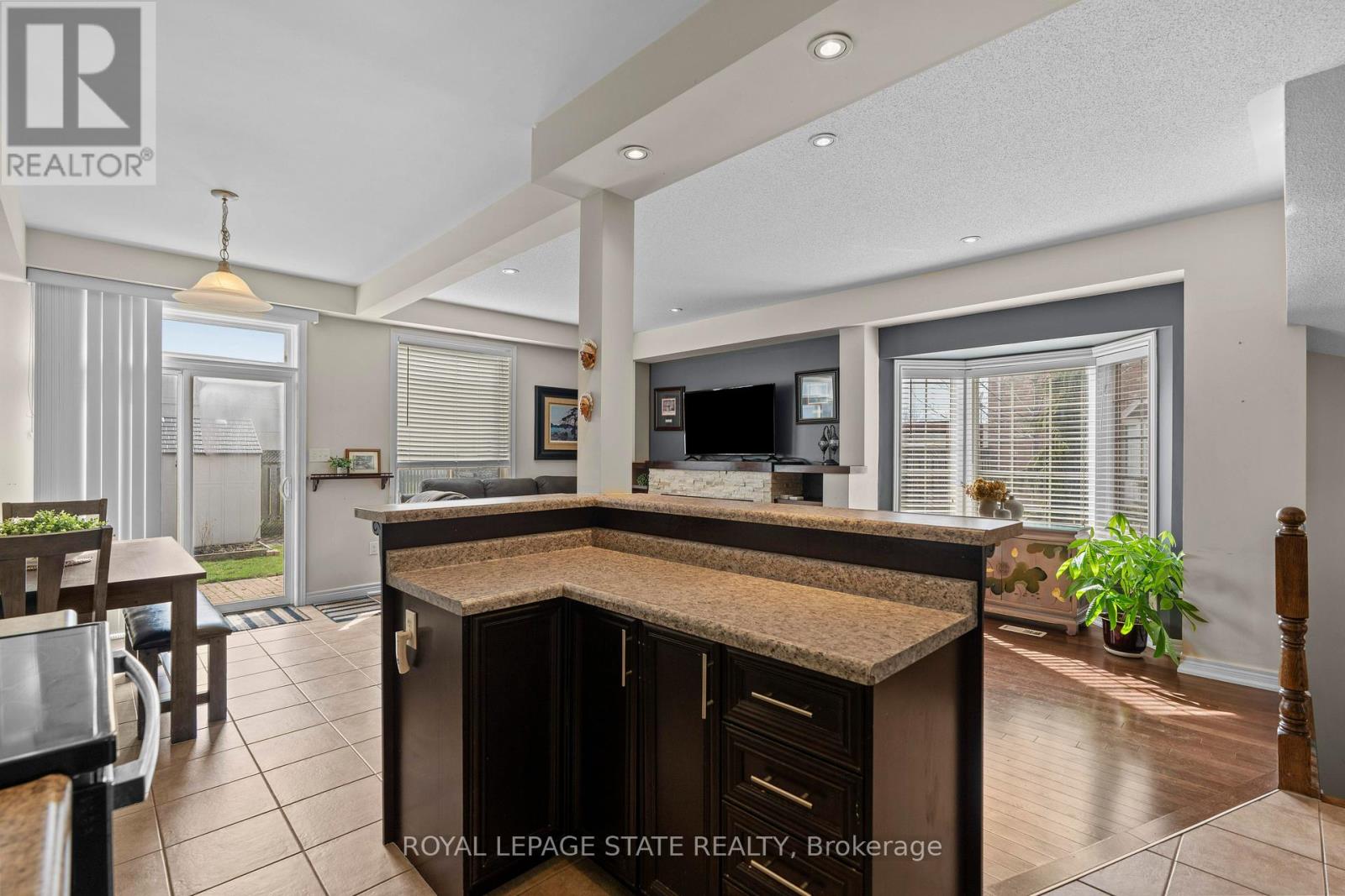 27 Marina Point Crescent, Hamilton, Ontario  L8E 0E4 - Photo 8 - X12184814