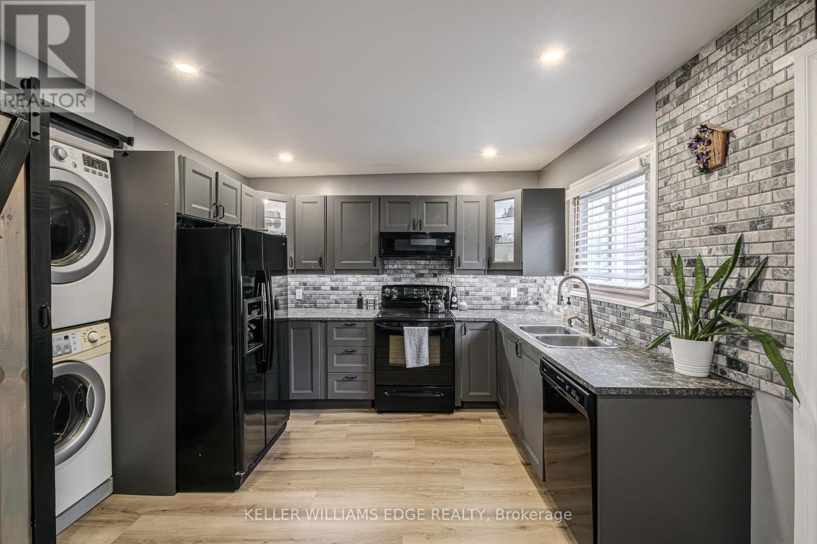 156 Brock Street, Brantford, Ontario  N3S 5W1 - Photo 8 - X12184954