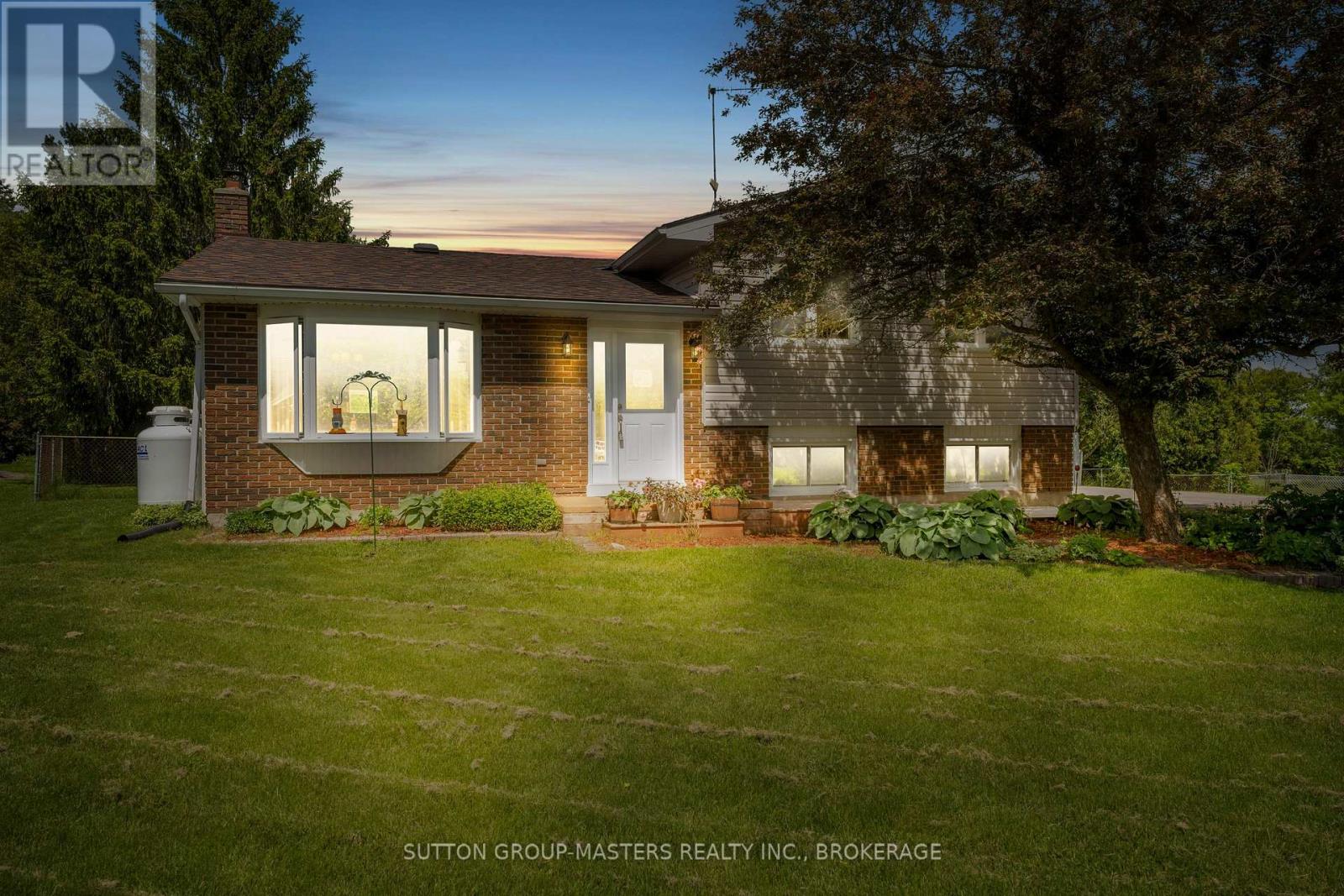 Property at 21 MCDONALD CRESCENT image 2