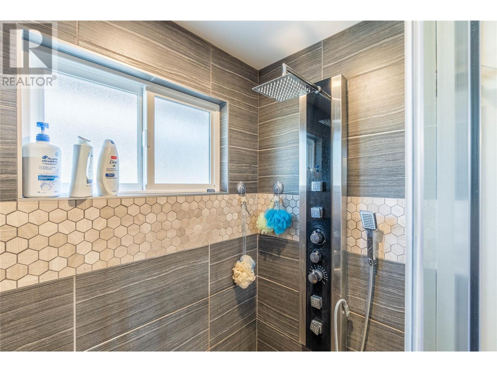 667 Cambridge Crescent, Kamloops, BC V2B5B7