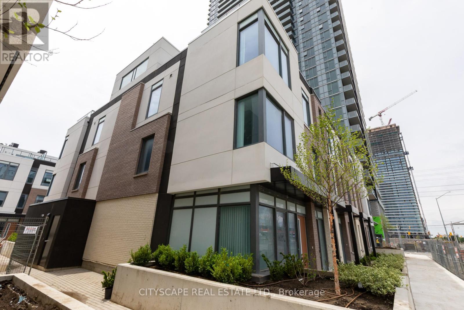 Th07 - 1010 Portage Parkway, Vaughan, Ontario  L4K 0K3 - Photo 2 - N12184992