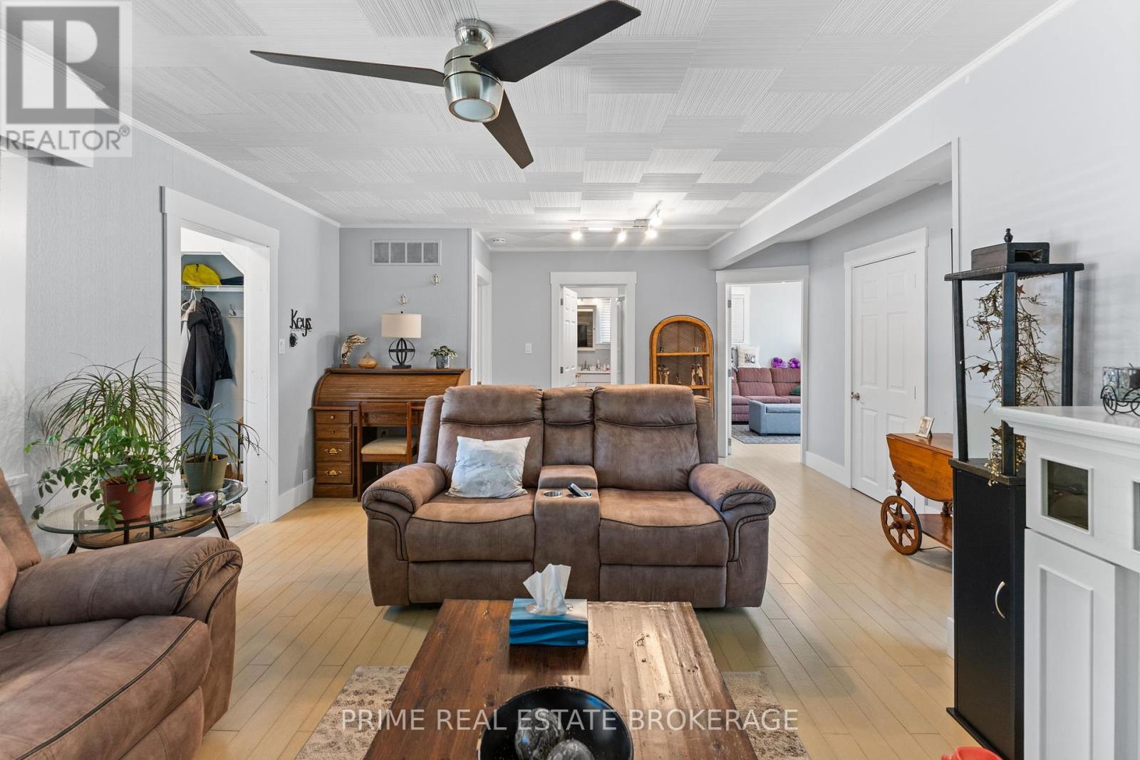 34 Ontario Street S, Lambton Shores (Grand Bend), Ontario  N0M 1T0 - Photo 11 - X12185108