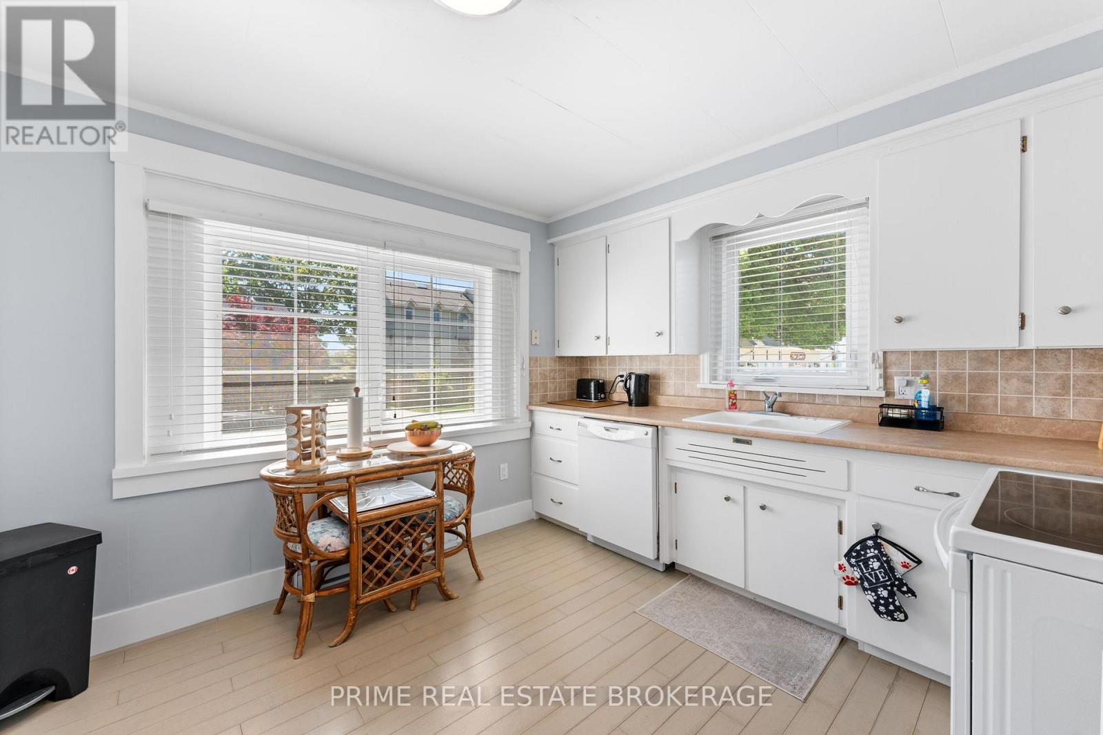 34 Ontario Street S, Lambton Shores (Grand Bend), Ontario  N0M 1T0 - Photo 12 - X12185108