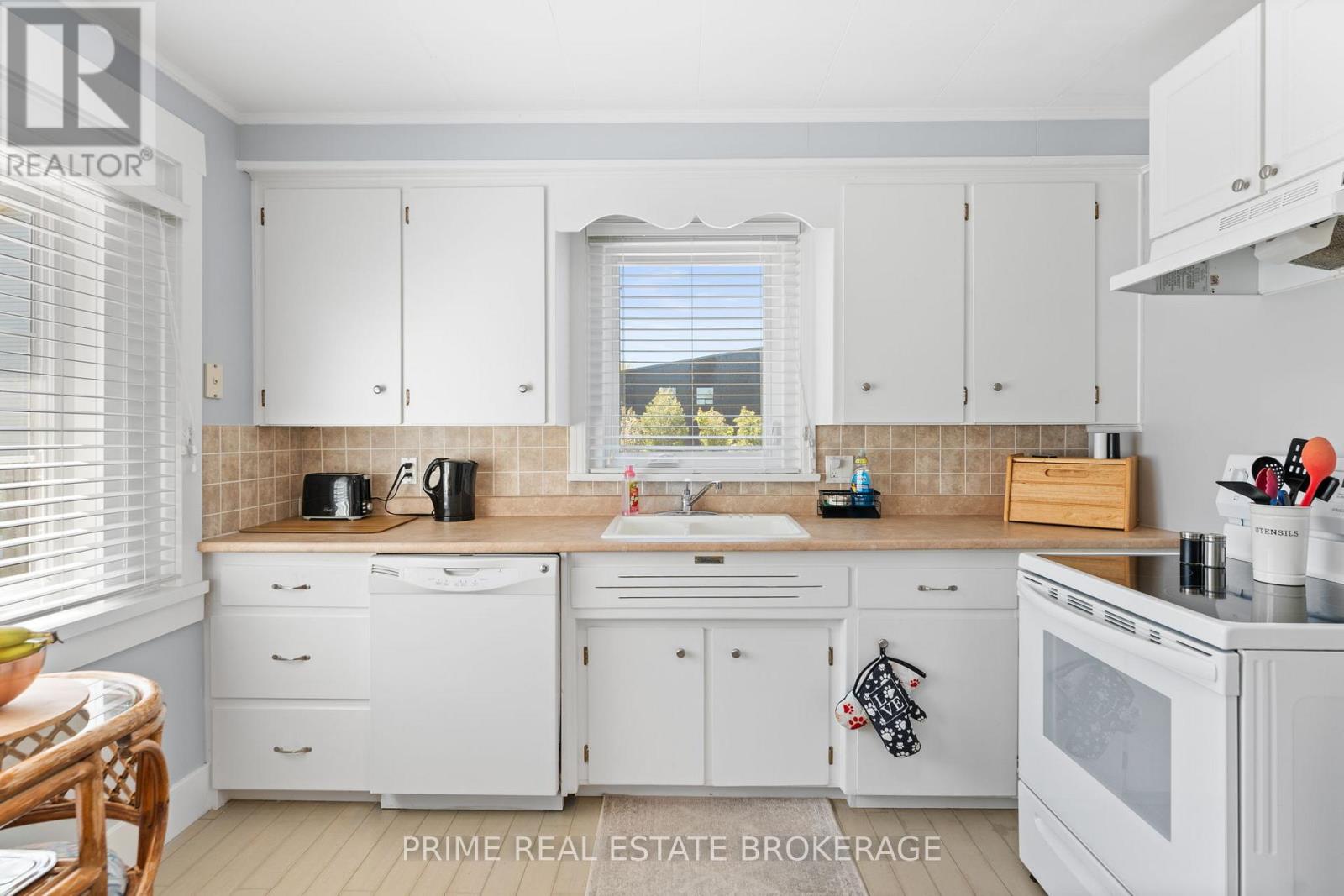 34 Ontario Street S, Lambton Shores (Grand Bend), Ontario  N0M 1T0 - Photo 13 - X12185108