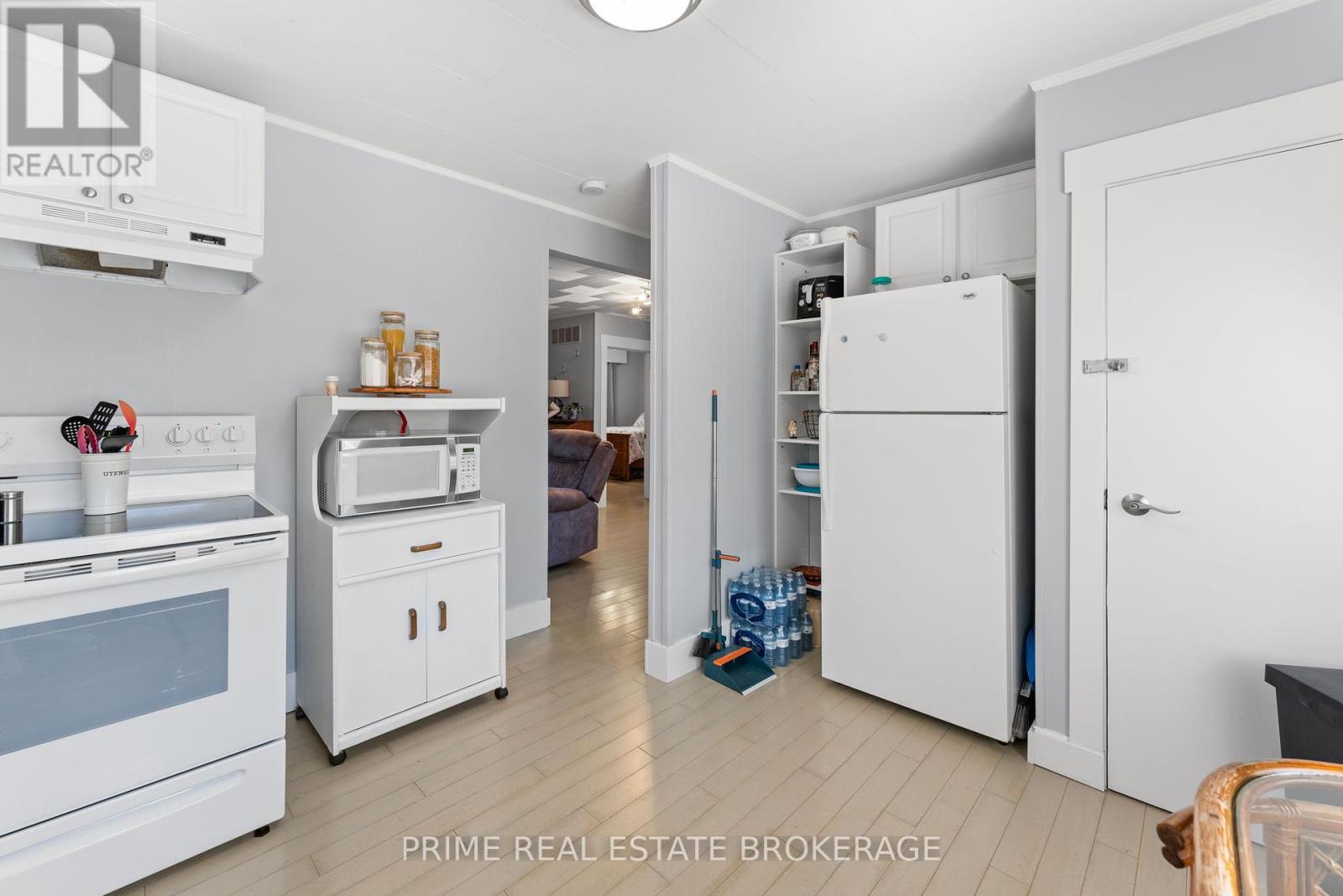 34 Ontario Street S, Lambton Shores (Grand Bend), Ontario  N0M 1T0 - Photo 14 - X12185108