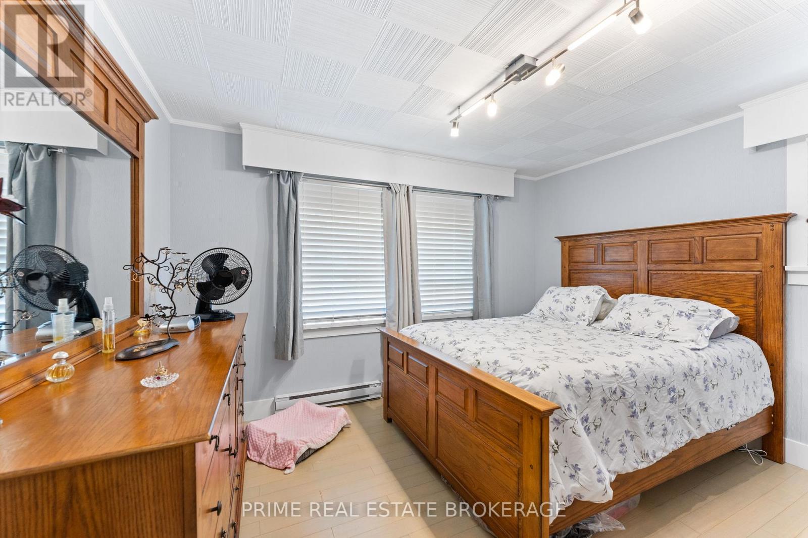 34 Ontario Street S, Lambton Shores (Grand Bend), Ontario  N0M 1T0 - Photo 15 - X12185108
