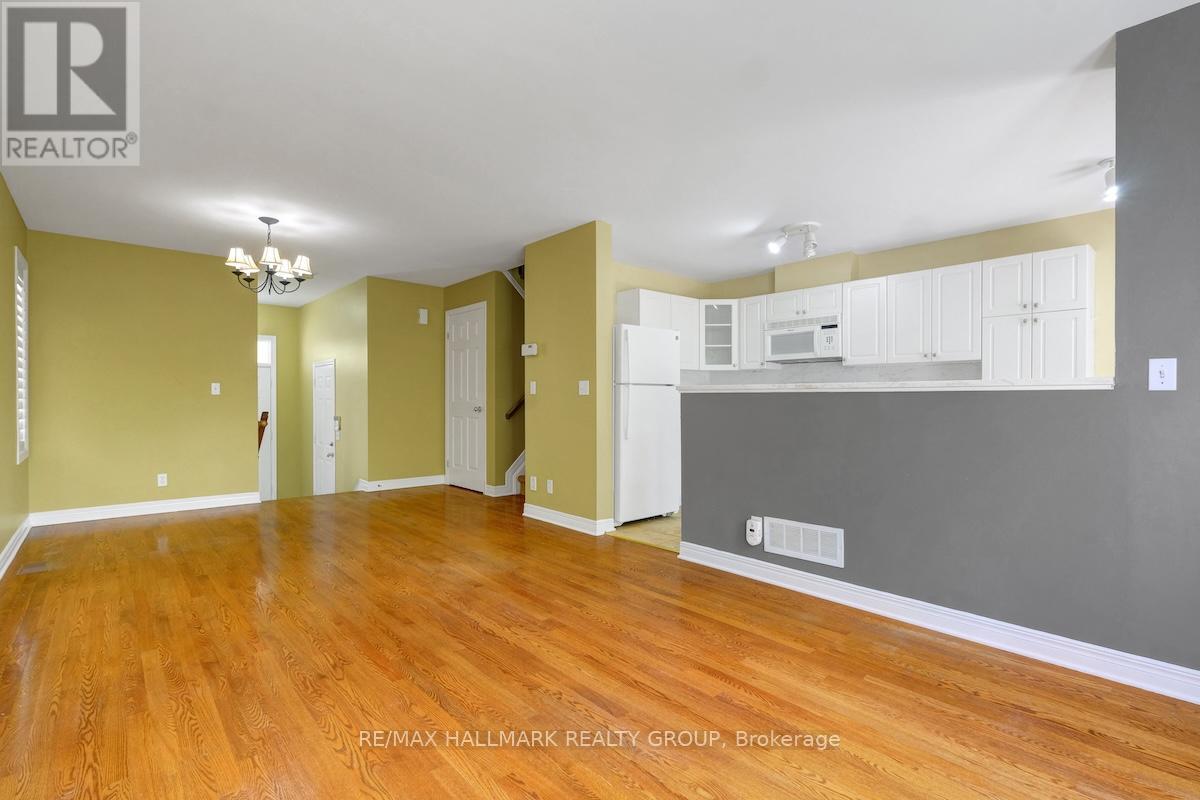 10 Sonata Place, Ottawa, Ontario  K1G 6H2 - Photo 4 - X12185080