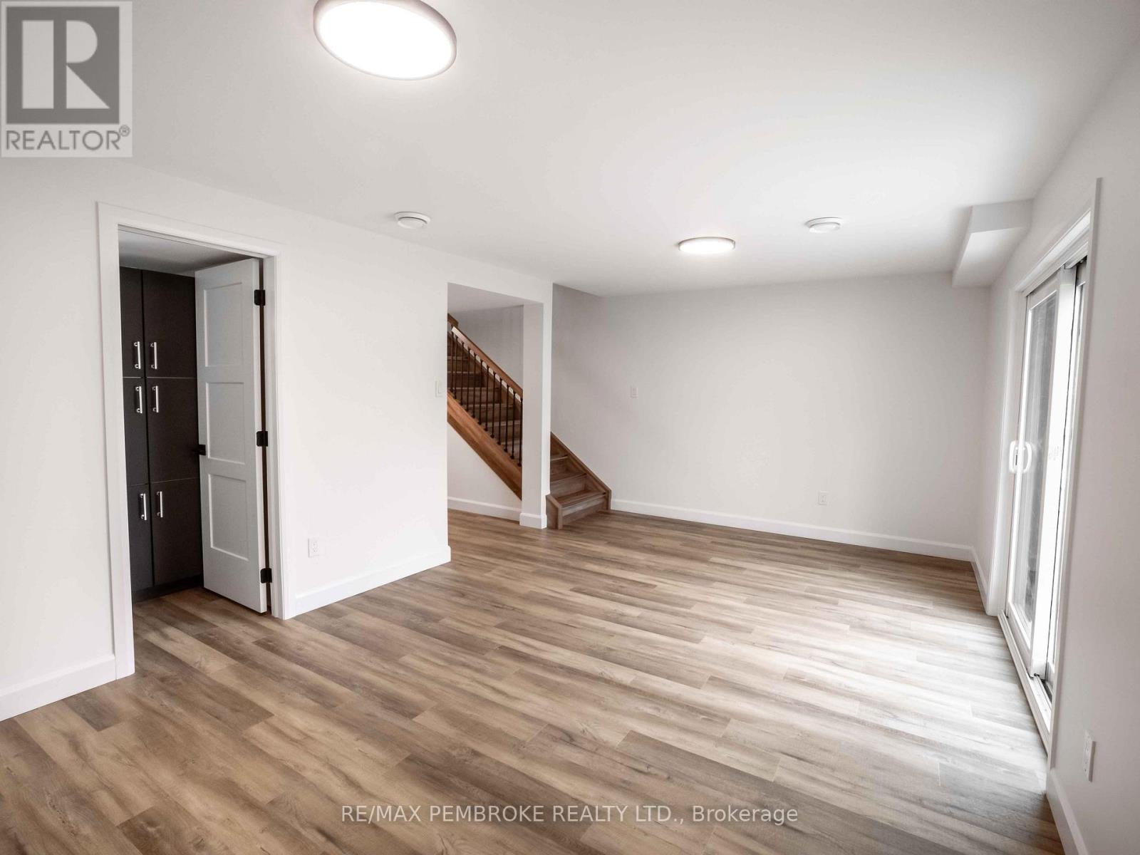 13 Northbrook Street, Petawawa, Ontario  K8H 3N4 - Photo 31 - X12185089