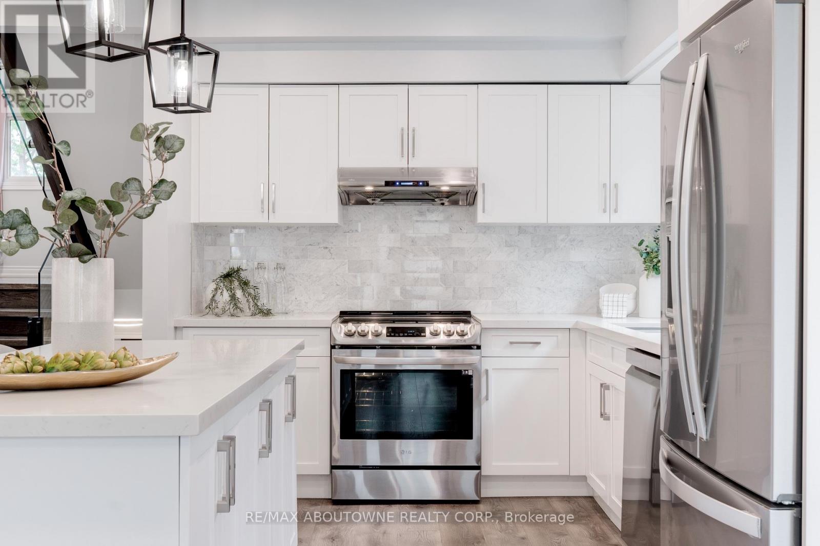 1155 Falgarwood Drive, Oakville, Ontario  L6H 2L4 - Photo 6 - W12184981
