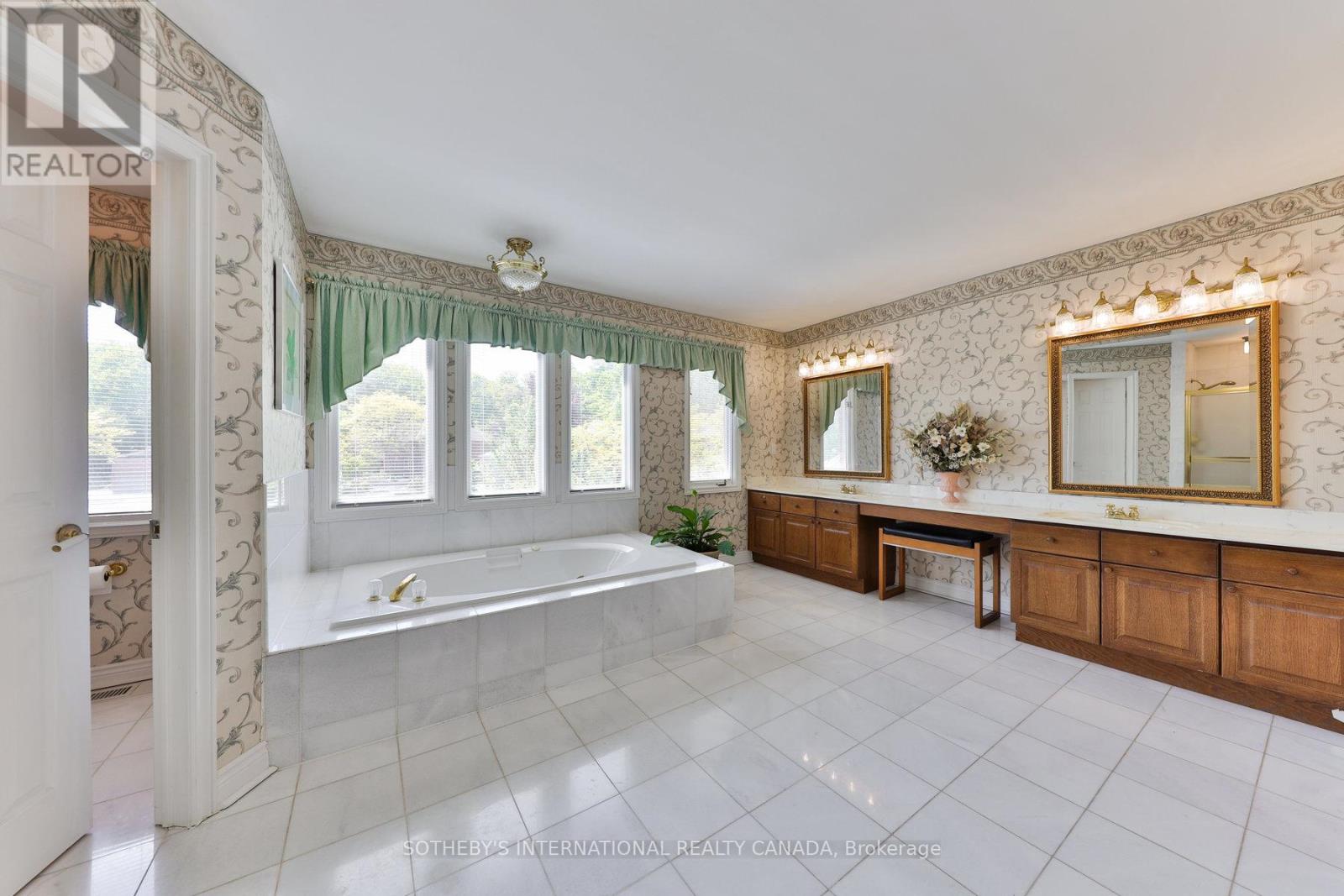 1665 Roundleaf Court, Burlington, Ontario  L7P 4T5 - Photo 19 - W12185003