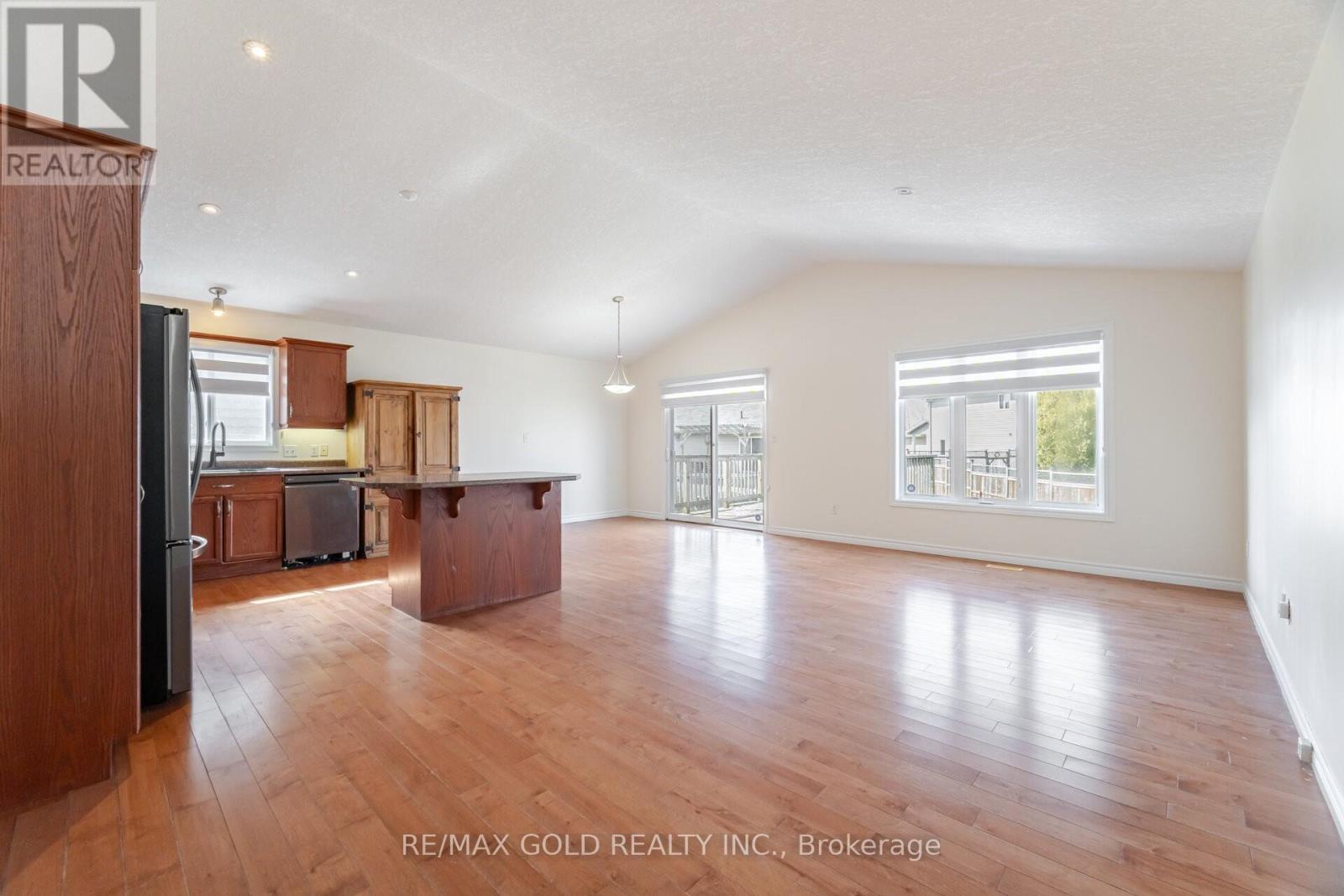2 Kerr Crescent, Ingersoll, Ontario  N5C 4H2 - Photo 2 - X12184989