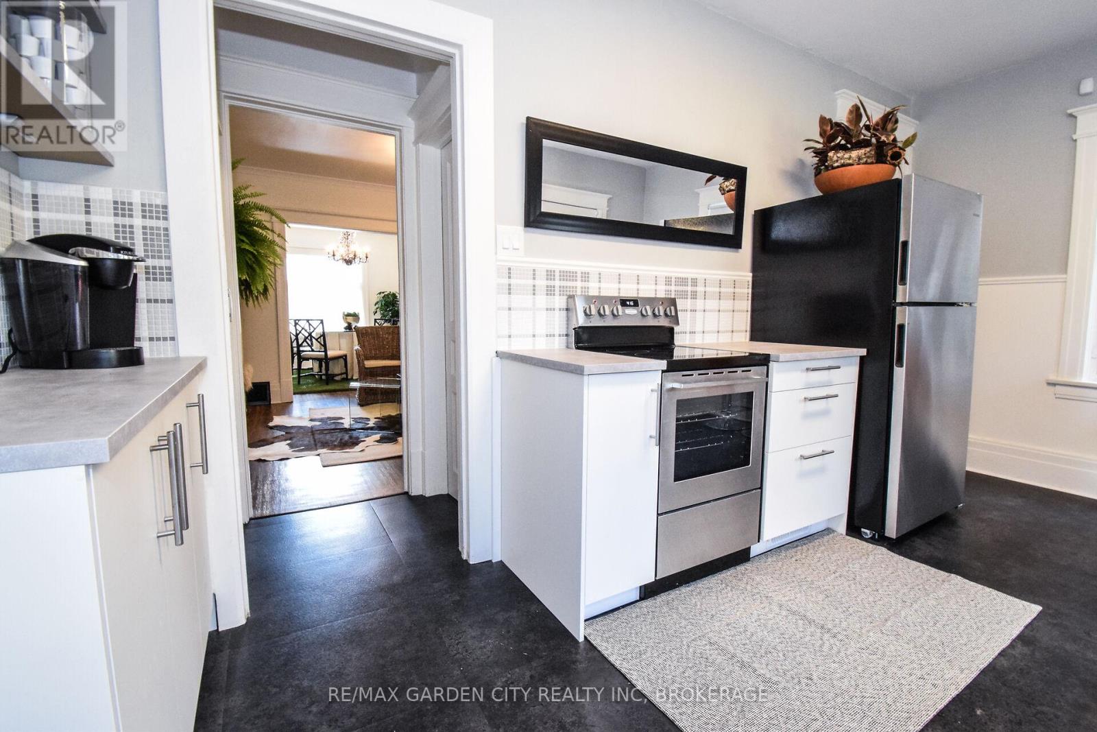 38 Academy Street, St. Catharines, Ontario  L2R 4Z8 - Photo 10 - X12135181