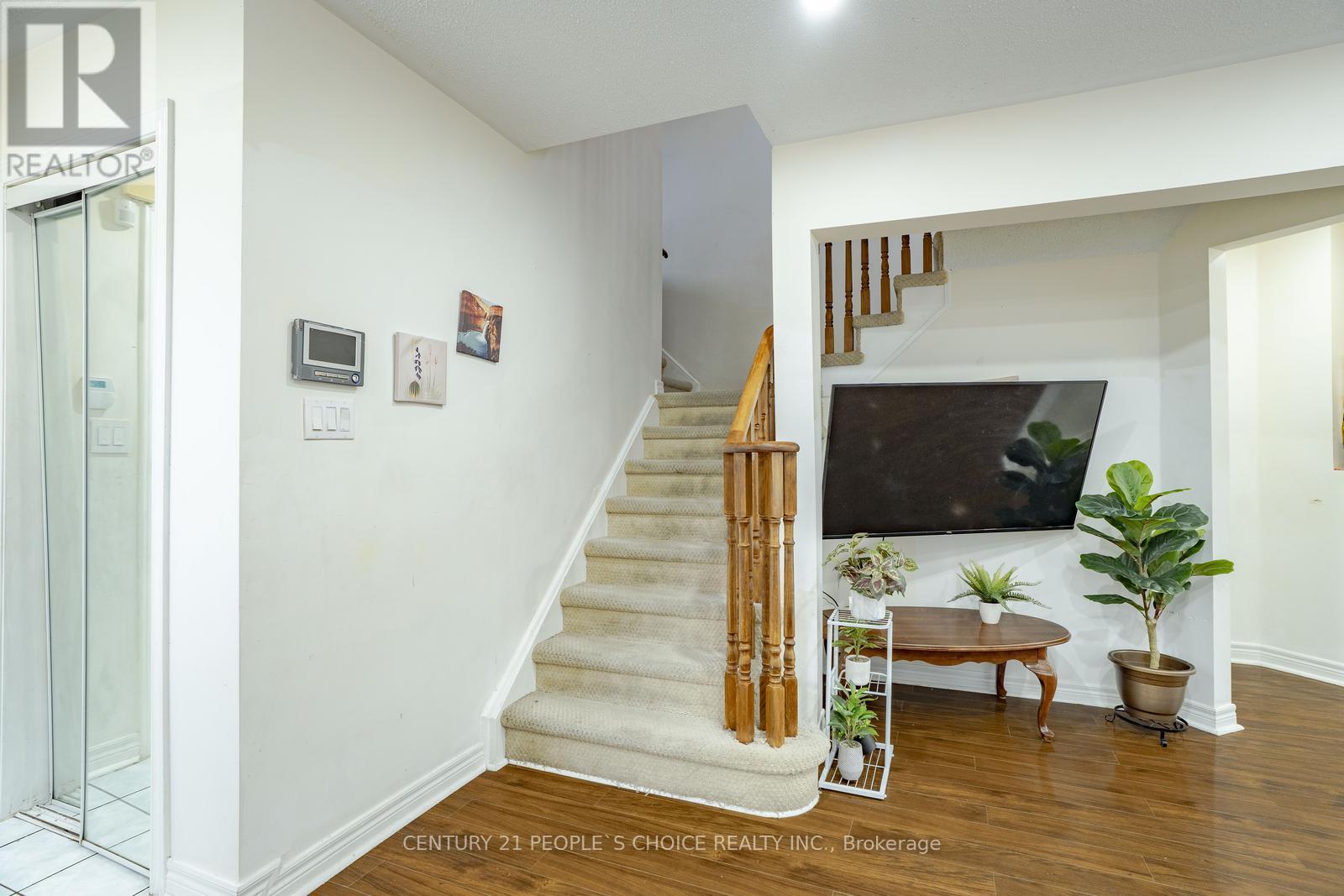 32 Pressed Brick Drive, Brampton (Brampton North), Ontario  L6V 4K3 - Photo 10 - W12162293