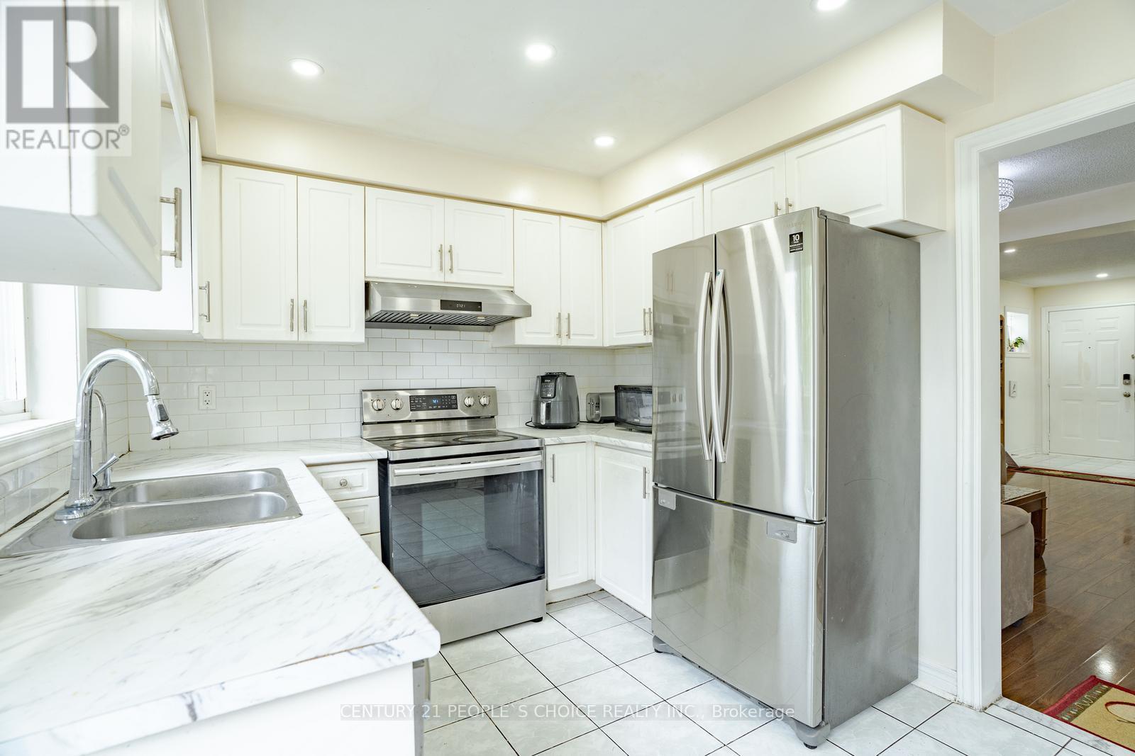 32 Pressed Brick Drive, Brampton (Brampton North), Ontario  L6V 4K3 - Photo 12 - W12162293