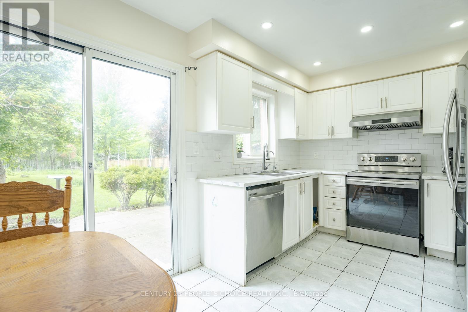 32 Pressed Brick Drive, Brampton (Brampton North), Ontario  L6V 4K3 - Photo 11 - W12162293