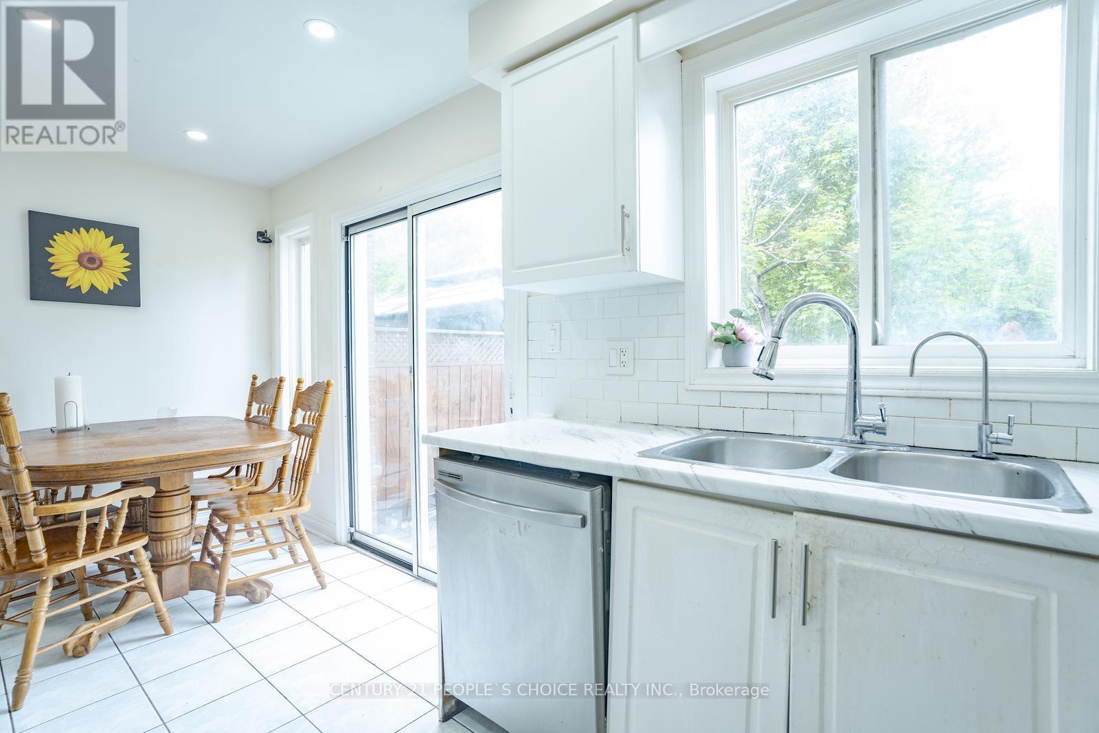 32 Pressed Brick Drive, Brampton (Brampton North), Ontario  L6V 4K3 - Photo 14 - W12162293