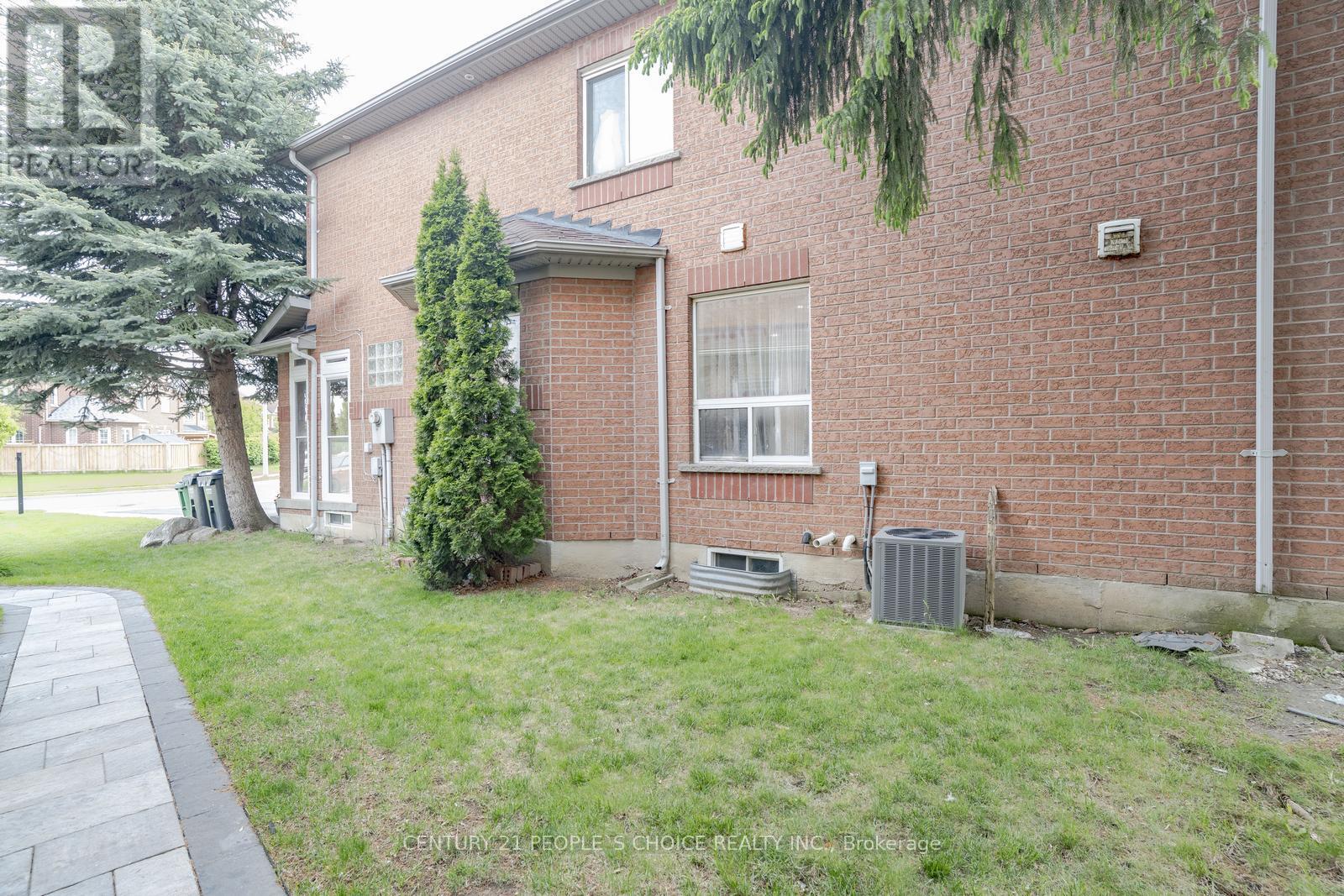32 Pressed Brick Drive, Brampton (Brampton North), Ontario  L6V 4K3 - Photo 3 - W12162293