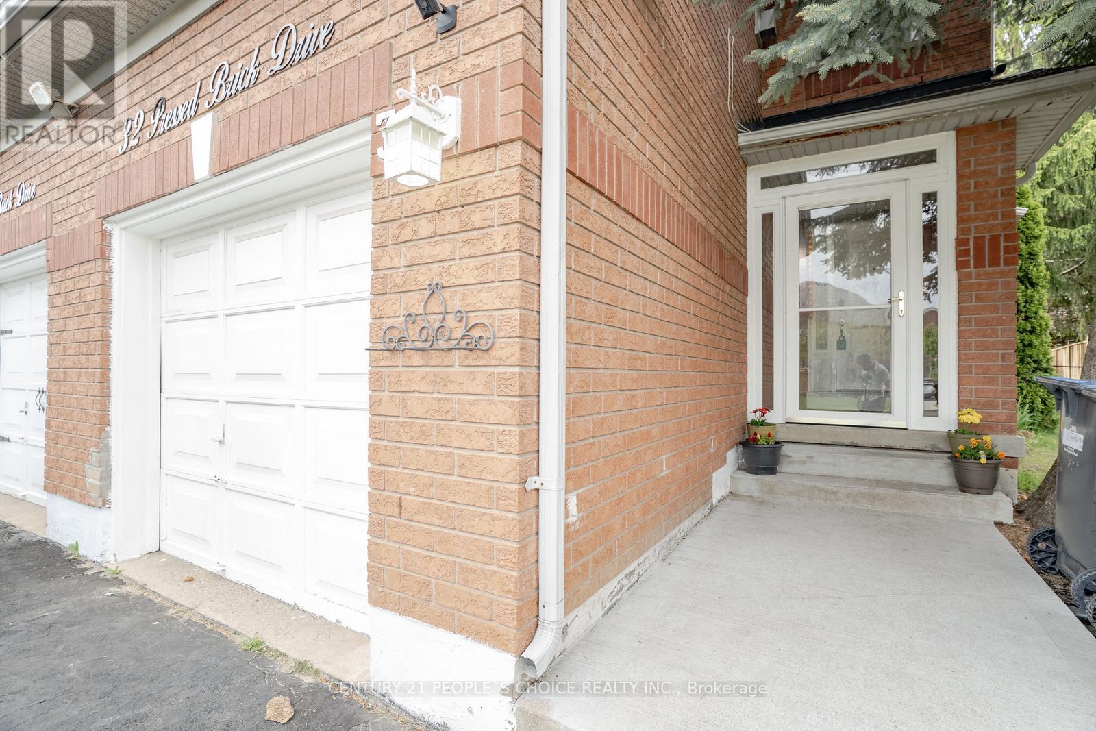 32 Pressed Brick Drive, Brampton, Ontario  L6V 4K3 - Photo 5 - W12162293