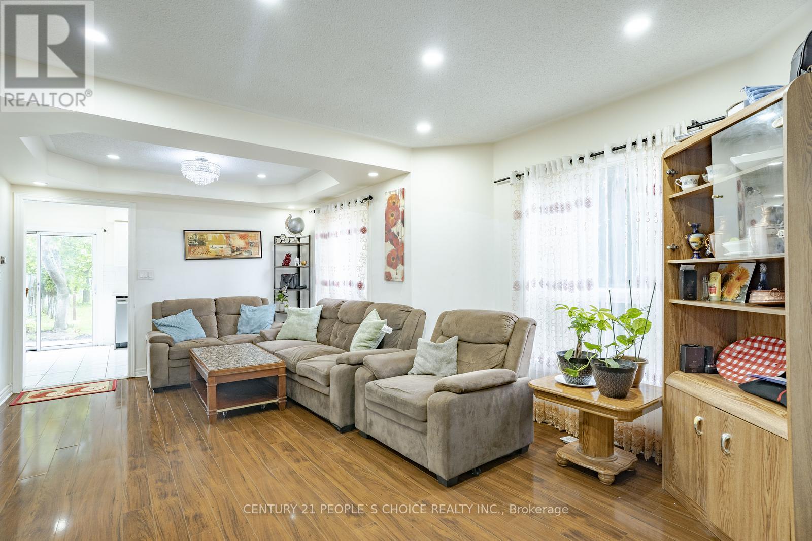 32 Pressed Brick Drive, Brampton (Brampton North), Ontario  L6V 4K3 - Photo 8 - W12162293