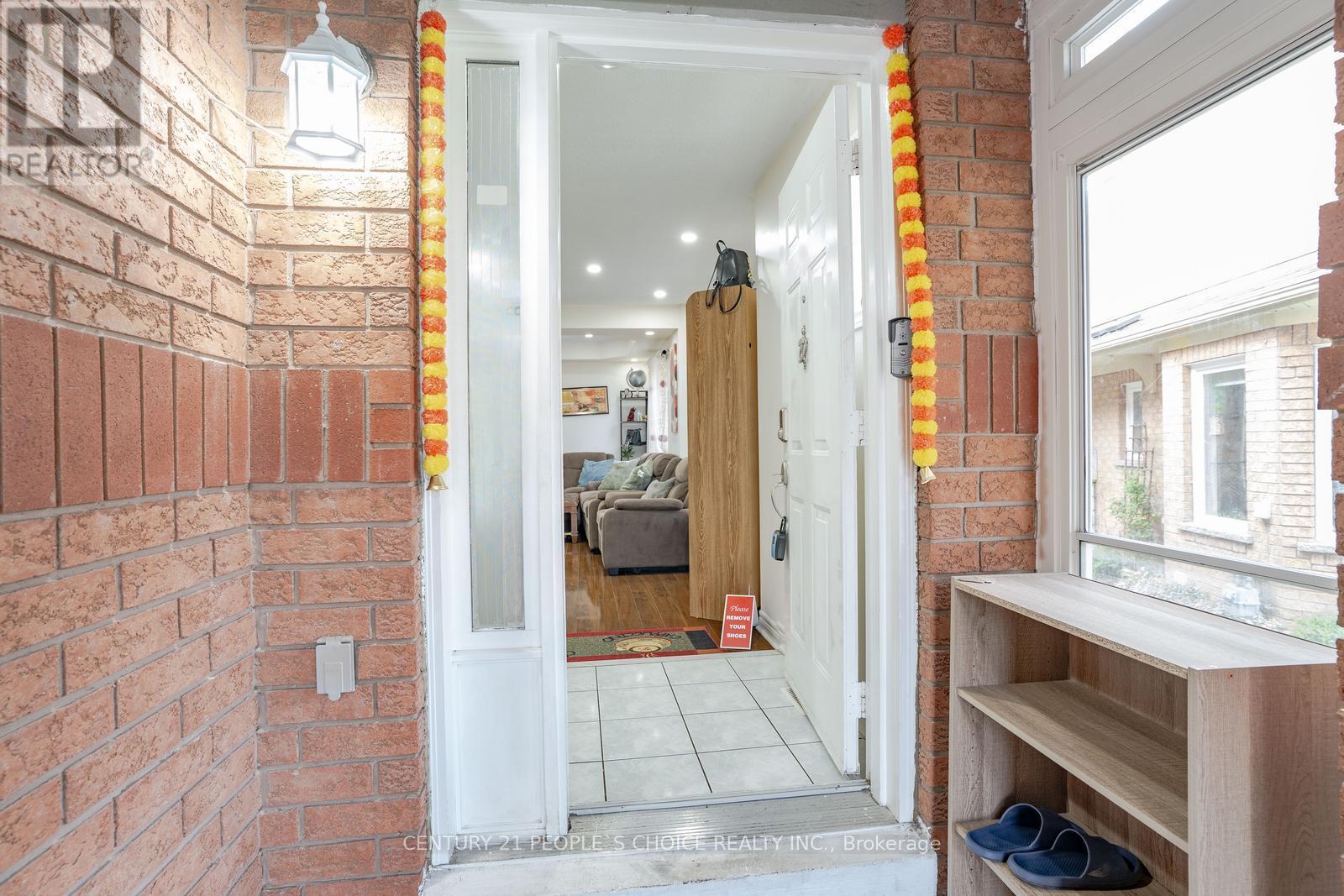32 Pressed Brick Drive, Brampton, Ontario  L6V 4K3 - Photo 6 - W12162293