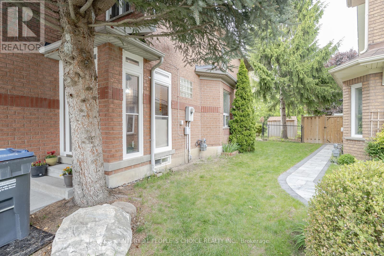 32 Pressed Brick Drive, Brampton (Brampton North), Ontario  L6V 4K3 - Photo 4 - W12162293