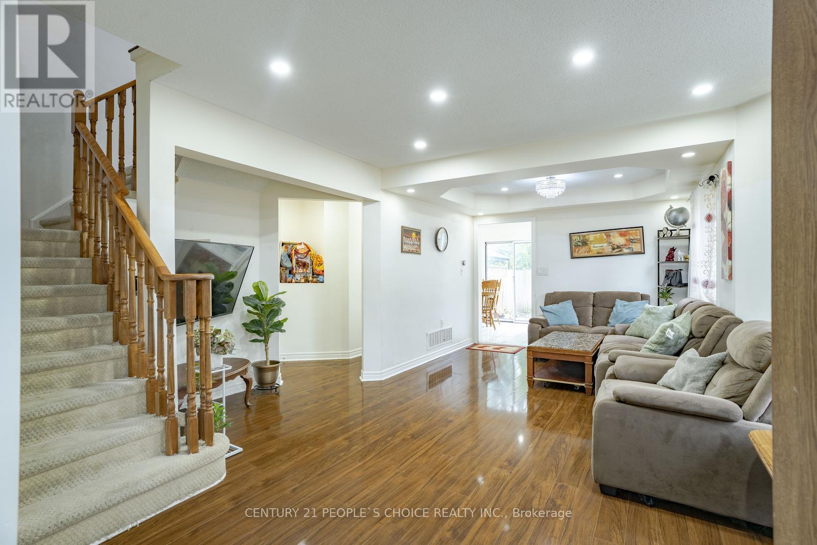32 Pressed Brick Drive, Brampton (Brampton North), Ontario  L6V 4K3 - Photo 7 - W12162293