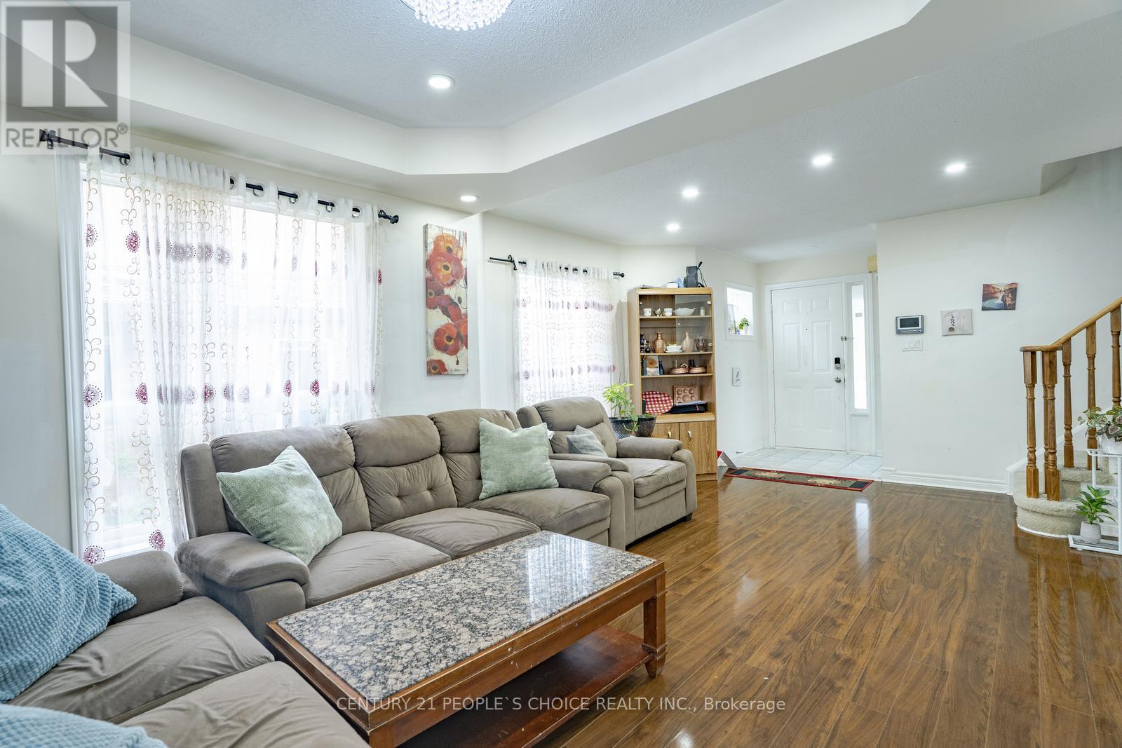 32 Pressed Brick Drive, Brampton (Brampton North), Ontario  L6V 4K3 - Photo 9 - W12162293