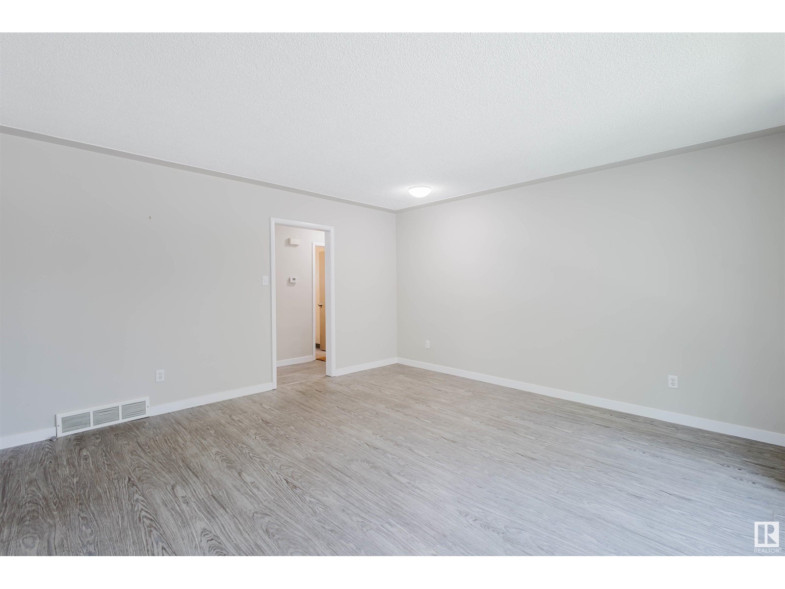 8504 98 St Nw, Edmonton, Alberta  T6E 3M3 - Photo 8 - E4439485