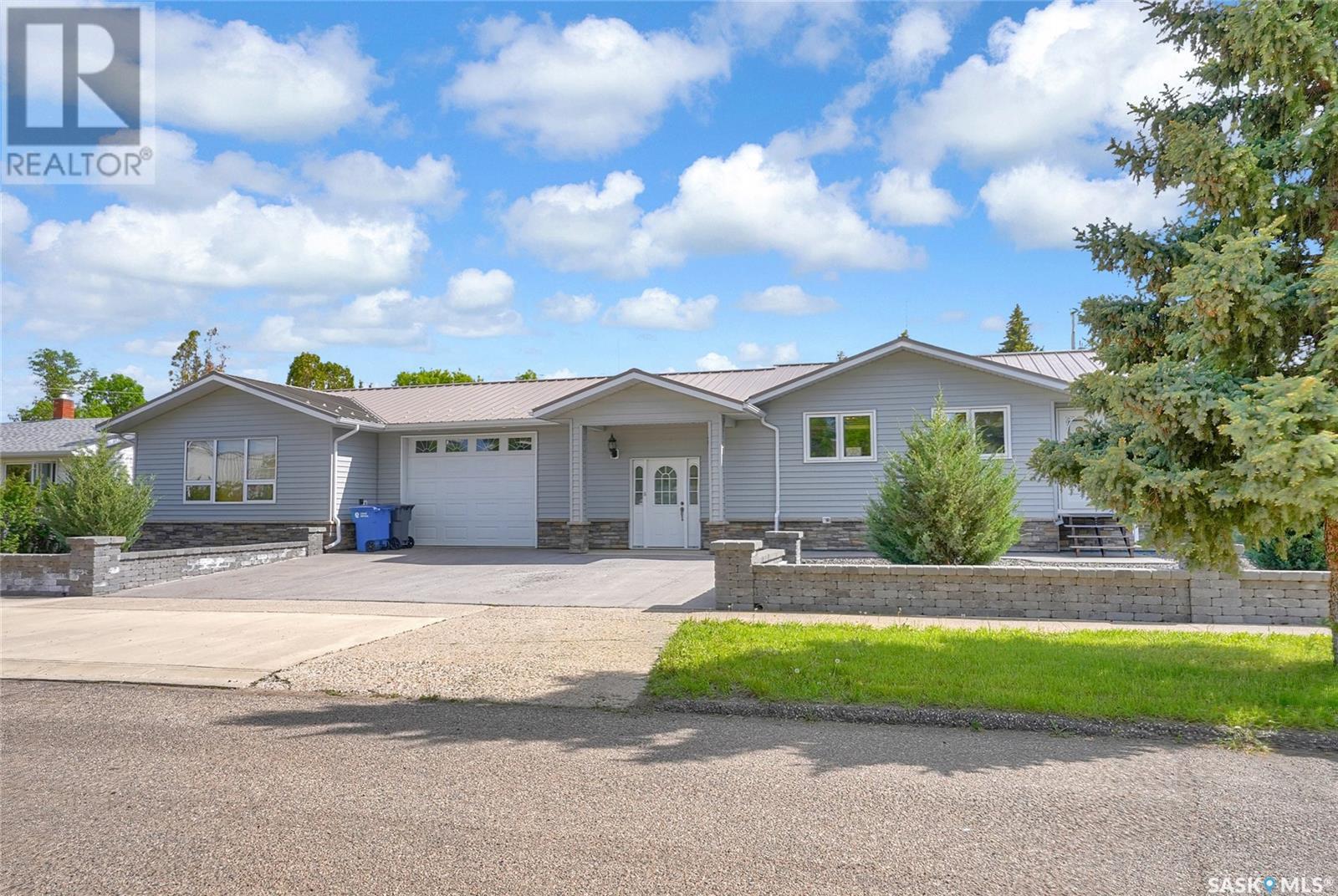 110 3rd AVENUE W, gravelbourg, Saskatchewan