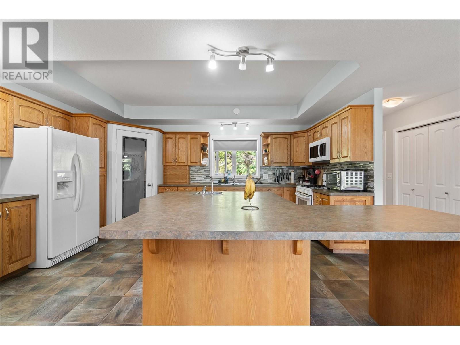 2524 Blind Bay Road, Blind Bay, BC V0E1H1
