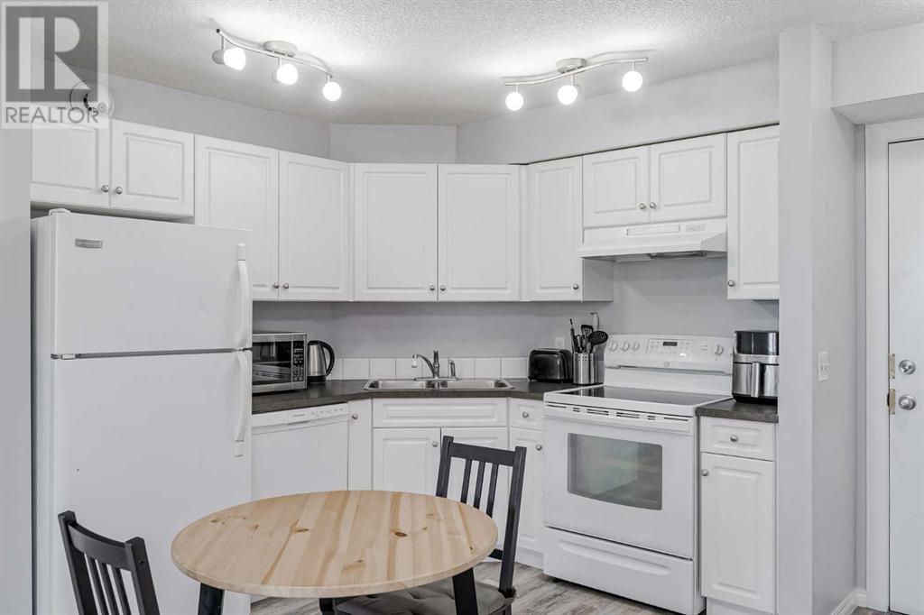 313, 2000 Applevillage Court Se, Calgary, Alberta  T2A 7Z4 - Photo 2 - A2222448