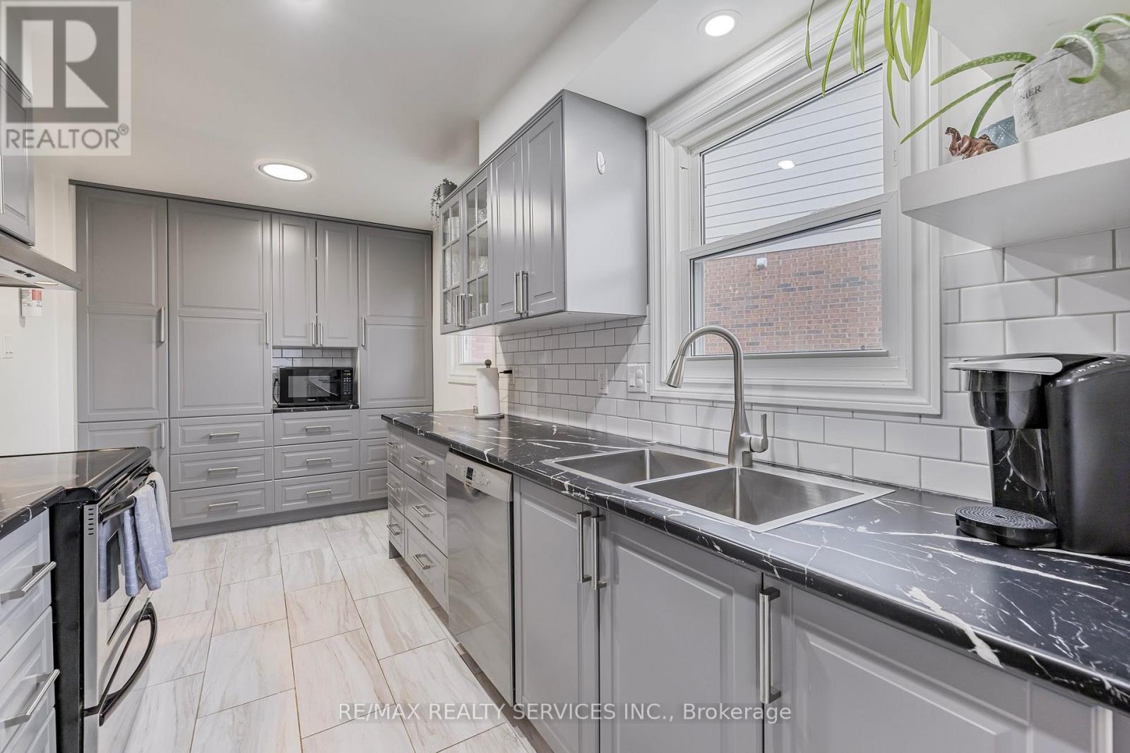 40 Crenshaw Court, Brampton, Ontario  L6Z 1W9 - Photo 14 - W12185068