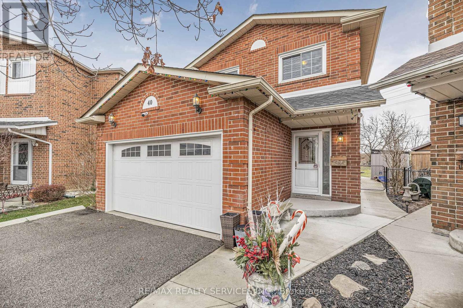 40 Crenshaw Court, Brampton, Ontario  L6Z 1W9 - Photo 2 - W12185068