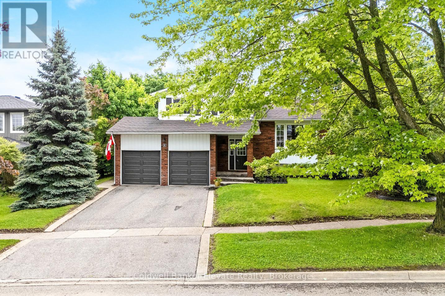 11 Hillside Drive, Halton Hills, Ontario  L7G 4W2 - Photo 2 - W12185187