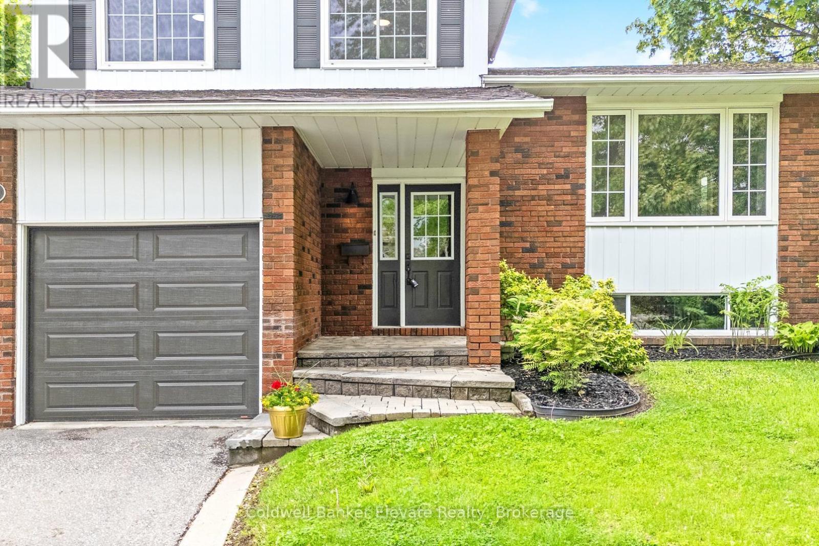 11 Hillside Drive, Halton Hills, Ontario  L7G 4W2 - Photo 4 - W12185187