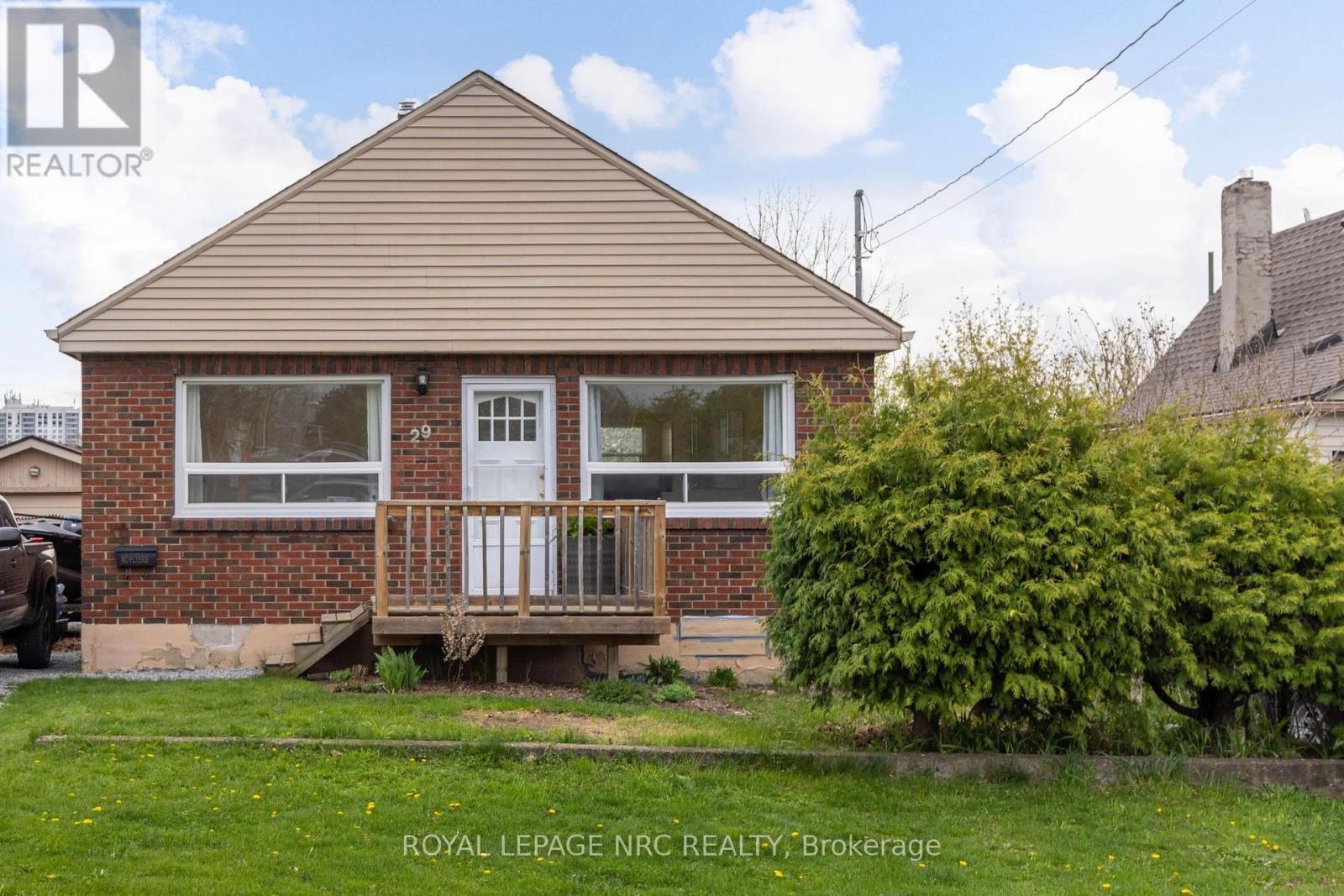 29 Hillview Road N, St. Catharines, Ontario  L2S 1S1 - Photo 2 - X12185161