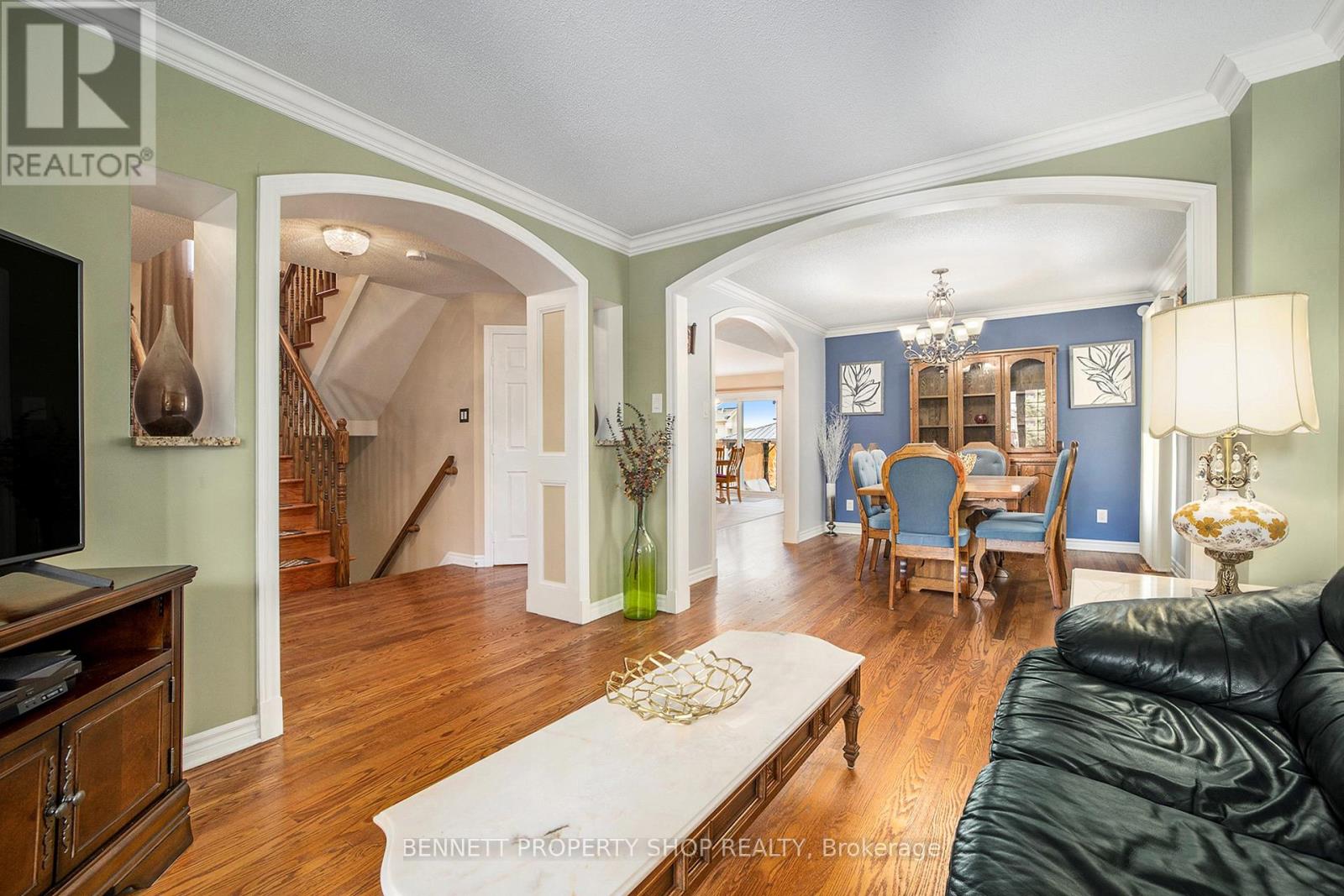 176 Macara Crescent, Ottawa, Ontario  K2K 0C9 - Photo 4 - X12151605