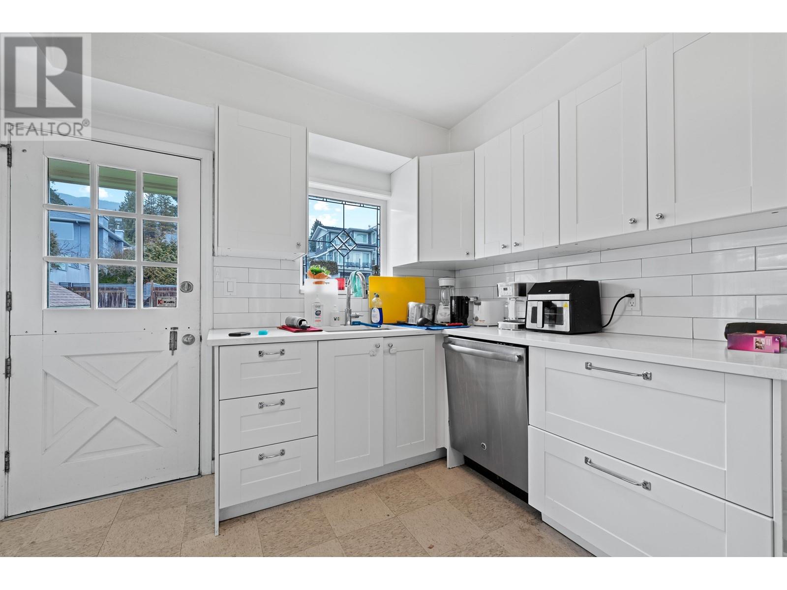 2187 Kings Avenue, West Vancouver, British Columbia  V7V 2B9 - Photo 3 - R3009227