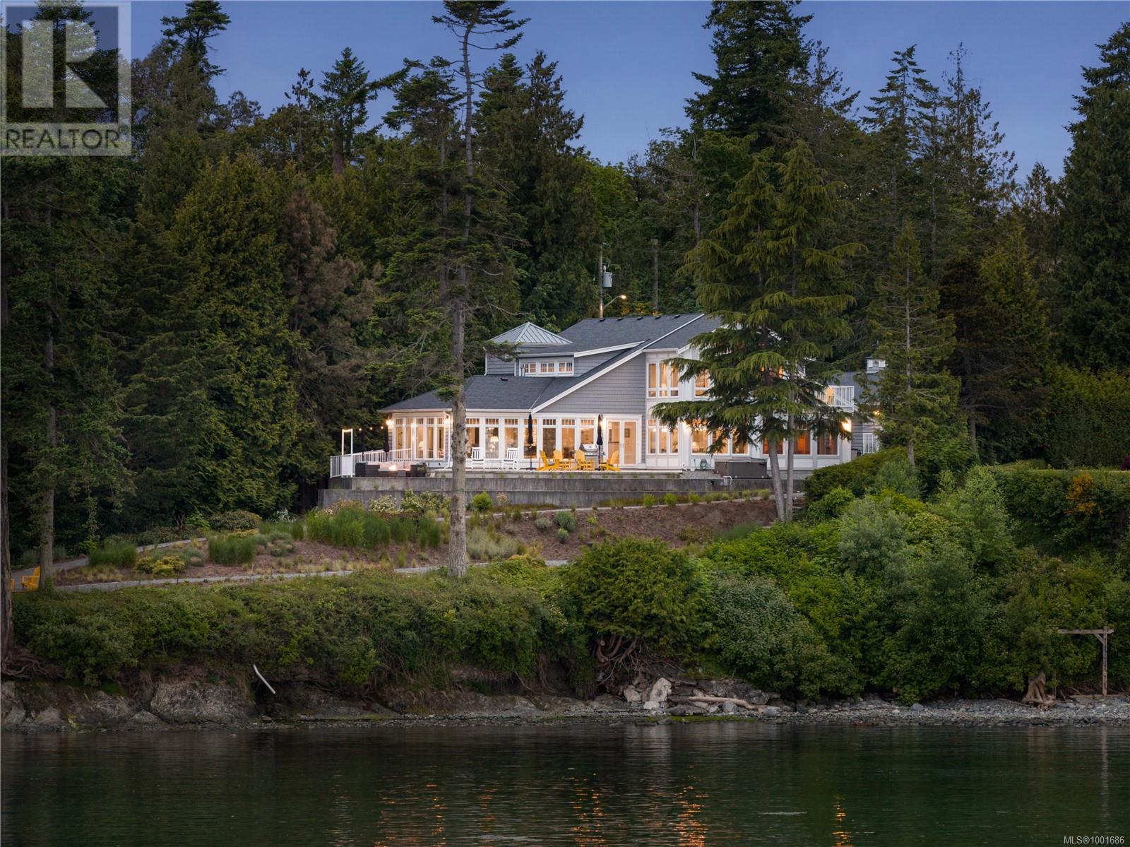 8401 Lochside Dr, Central Saanich, British Columbia