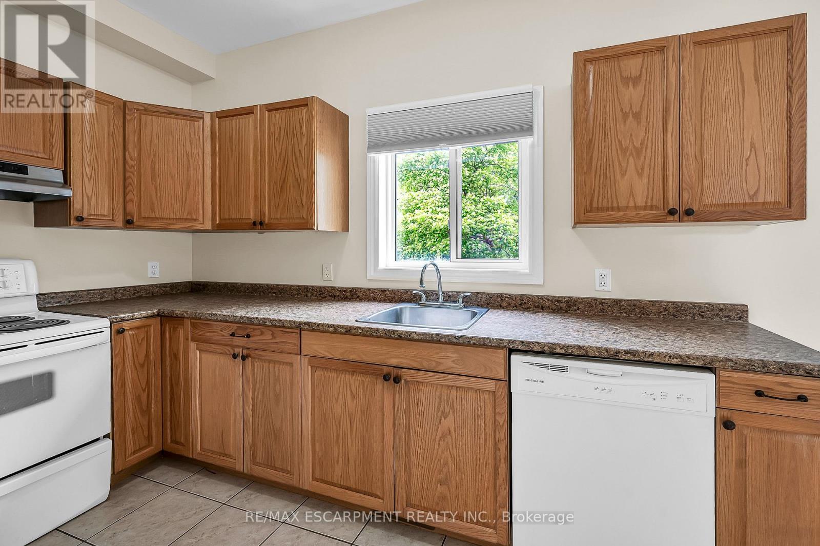 27a Walnut Street, St. Catharines, Ontario  L2T 1H6 - Photo 10 - X12183070