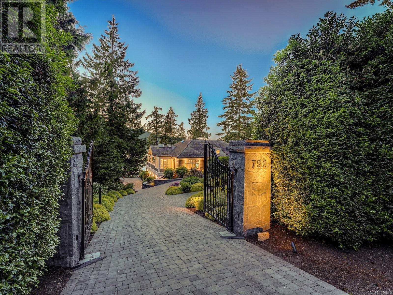 792 Lands End Rd, North Saanich, British Columbia