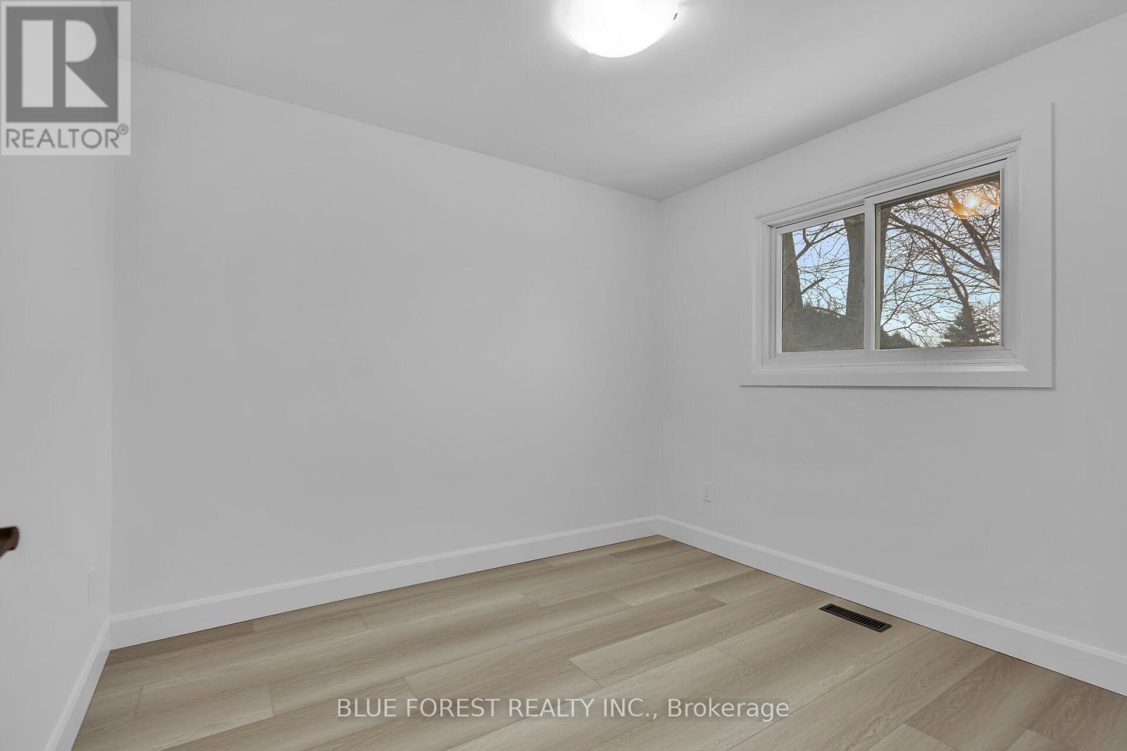 30 Baseline Road E, London South (South G), Ontario  N6C 2N5 - Photo 18 - X11988910