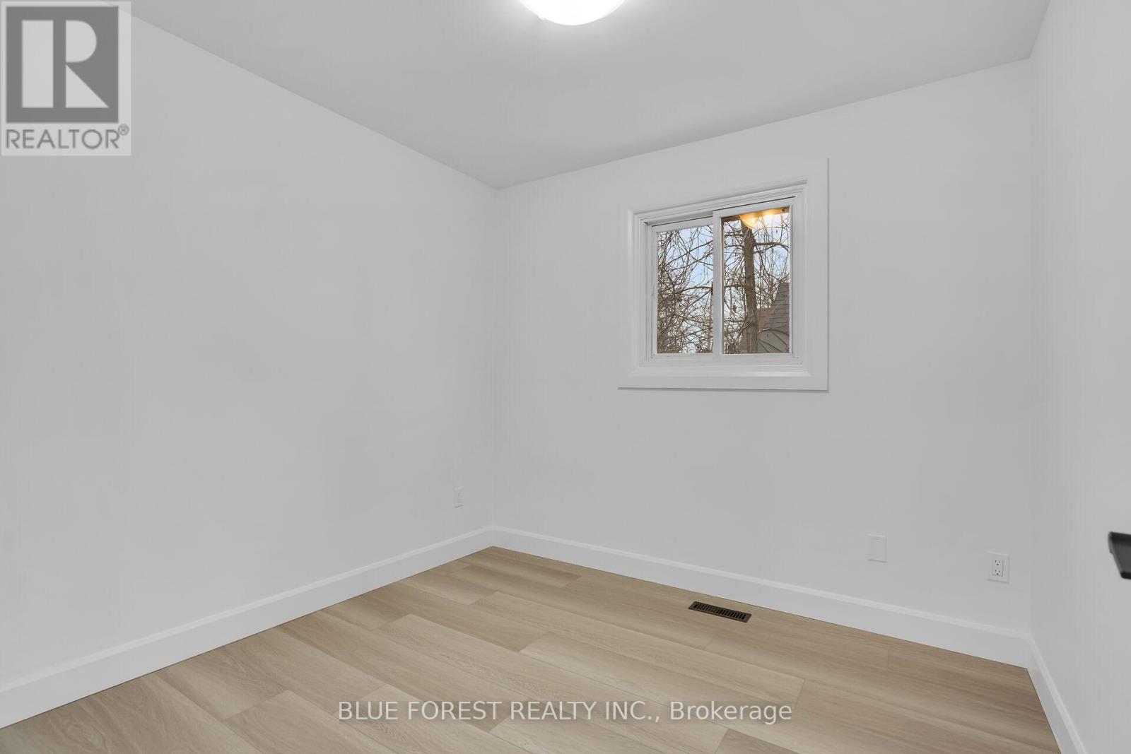 30 Baseline Road E, London South (South G), Ontario  N6C 2N5 - Photo 13 - X11988910