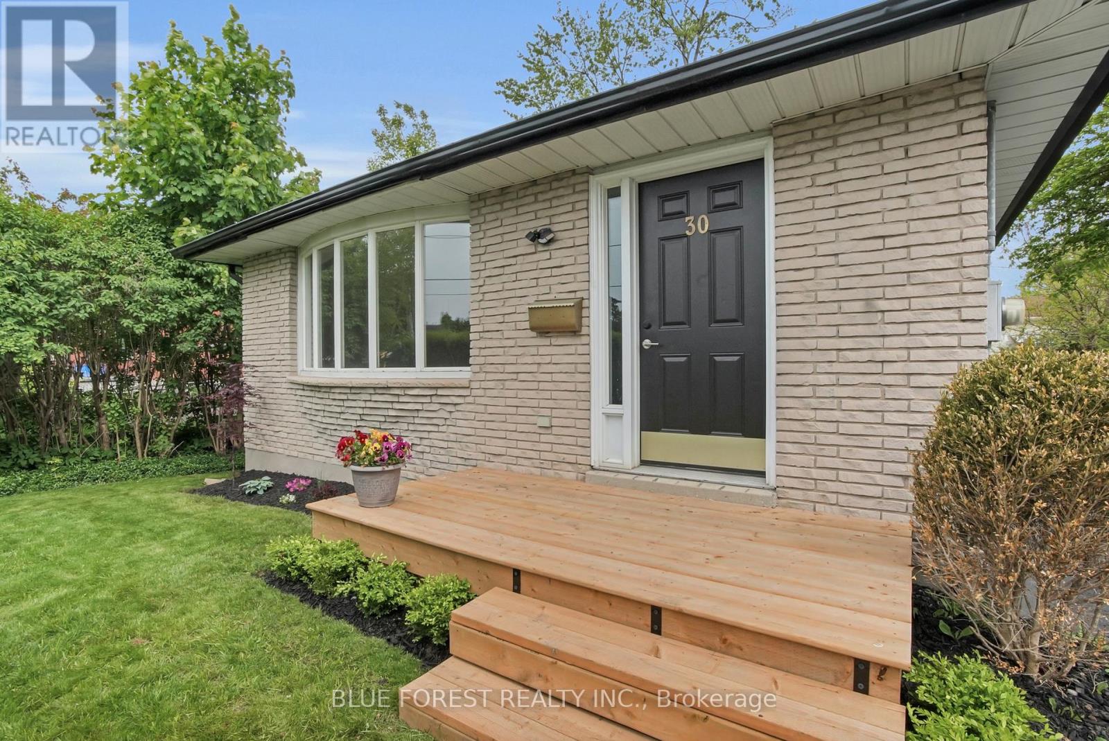 30 Baseline Road E, London South (South G), Ontario  N6C 2N5 - Photo 2 - X11988910