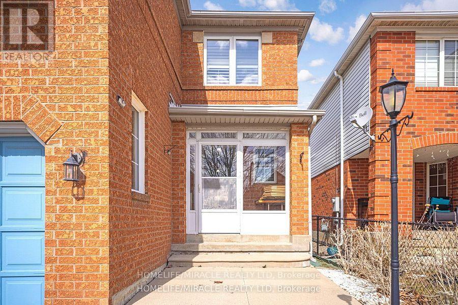 31 Larkspur, Brampton, Ontario  L6R 1W8 - Photo 2 - W12185342