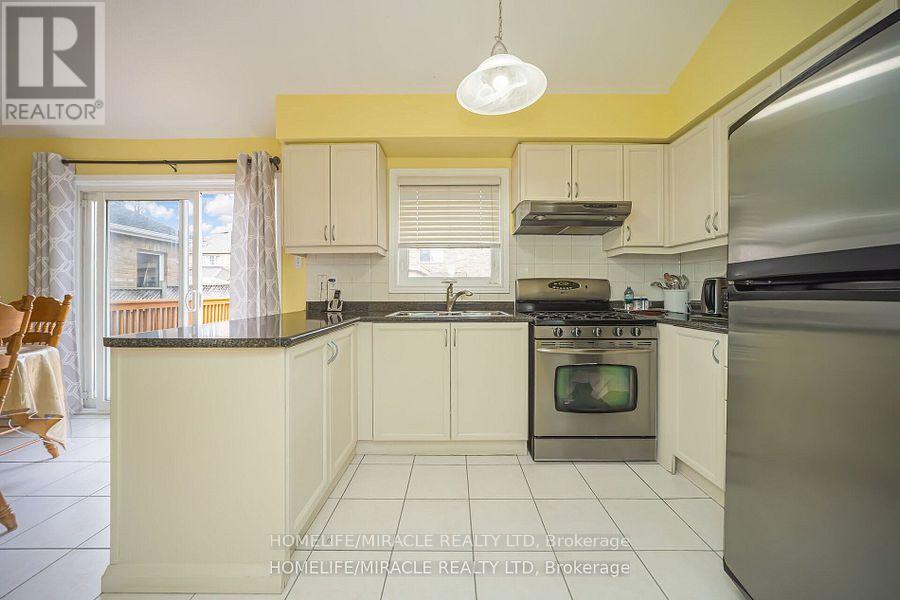 31 Larkspur, Brampton, Ontario  L6R 1W8 - Photo 4 - W12185342