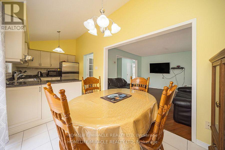 31 Larkspur, Brampton, Ontario  L6R 1W8 - Photo 5 - W12185342