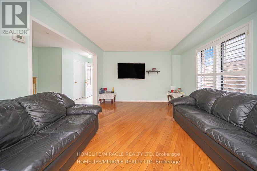 31 Larkspur, Brampton, Ontario  L6R 1W8 - Photo 6 - W12185342