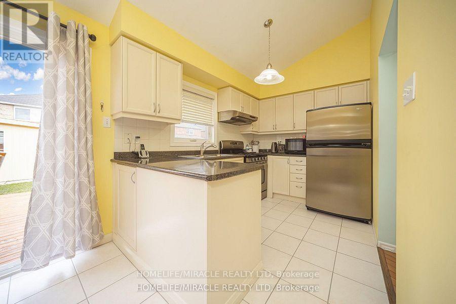 31 Larkspur, Brampton, Ontario  L6R 1W8 - Photo 7 - W12185342