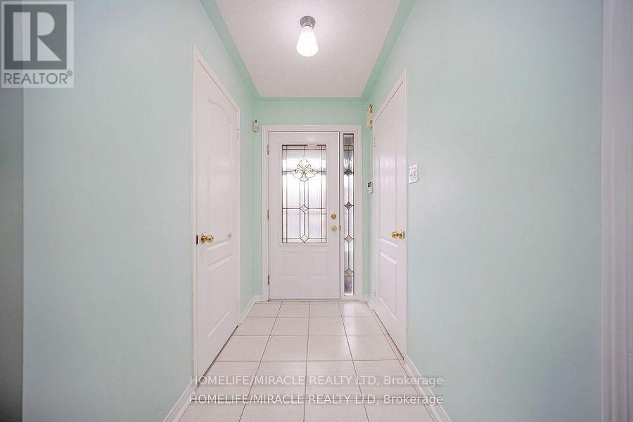 31 Larkspur, Brampton, Ontario  L6R 1W8 - Photo 9 - W12185342